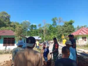 Babinsa Boawae Bersama Warga Gotong Royong Buka Jalan Baru di Wolowea Barat