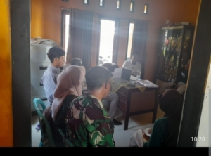 Babinsa Desa Air Suning Dampingi Kunjungan Mahasiswa UTS Sumbawa dalam Program KKN