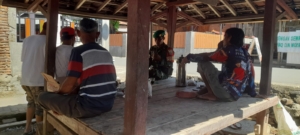 Babinsa Seteluk Tengah Laksanakan Komsos dan Himbau Warga Jaga Kamtibmas