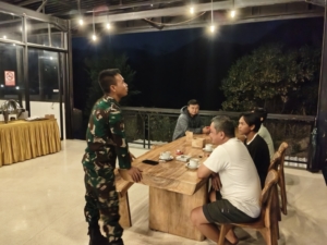 ‎Tingkatkan Keamanan Lingkungan, Babinsa Sembalun Ajak Warga Aktif Laporkan Situasi Wilayah