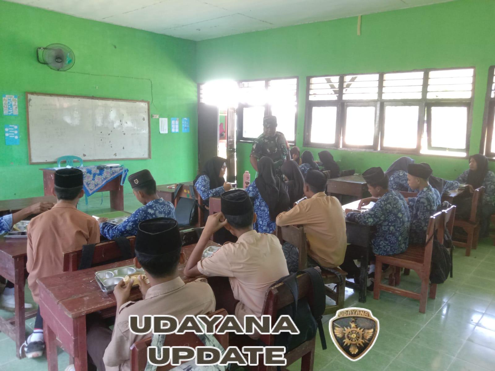 Babinsa Desa Tapir Dampingi Program Makan Bergizi Gratis di MTS Addakwah Seteluk