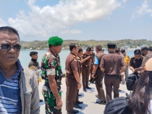 Babinsa Koramil 1627-01/Ba’a Laksanakan Pemantauan Arus Kapal di Pelabuhan Ba’a