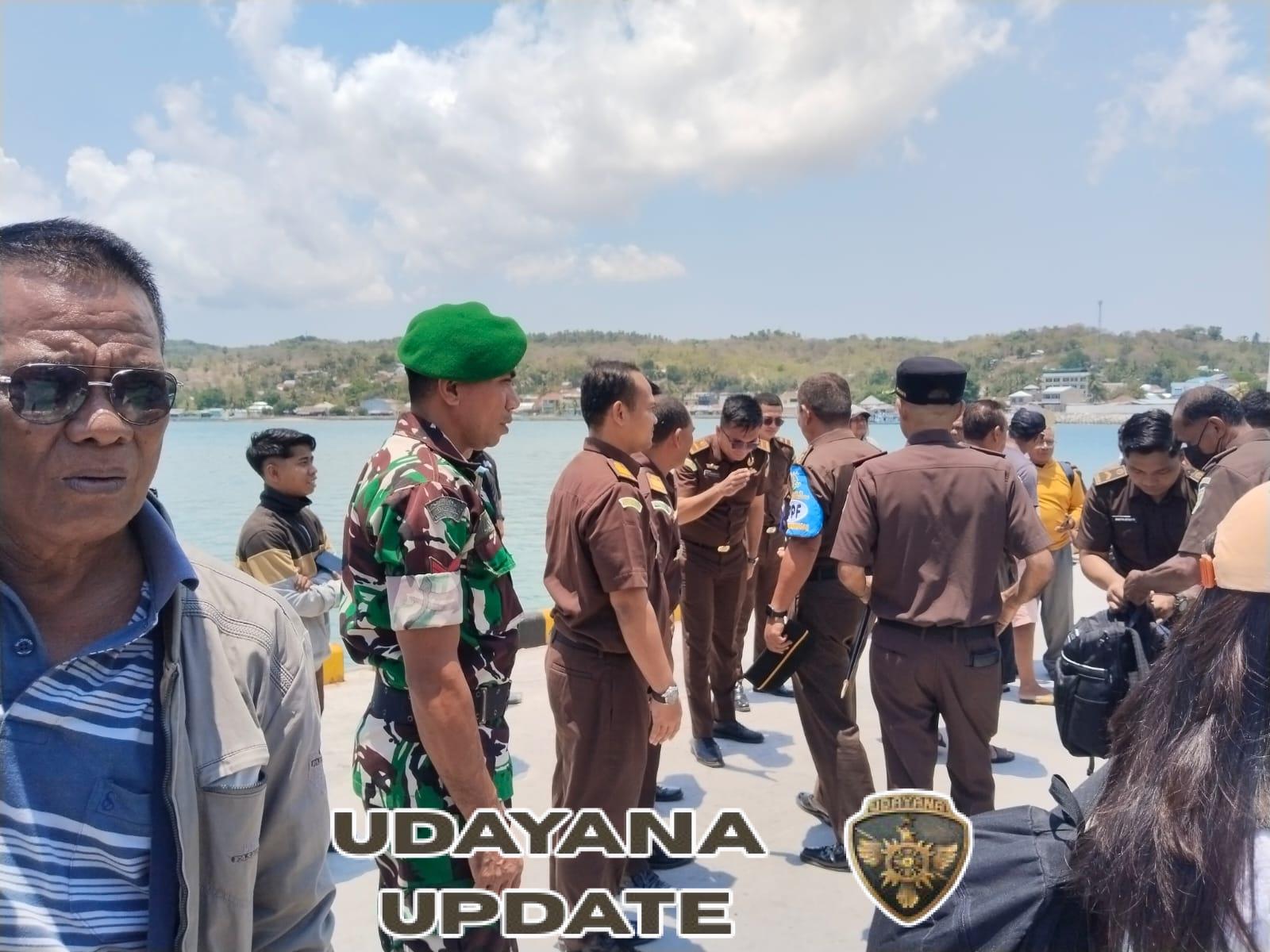 Babinsa Koramil 1627-01/Ba’a Laksanakan Pemantauan Arus Kapal di Pelabuhan Ba’a