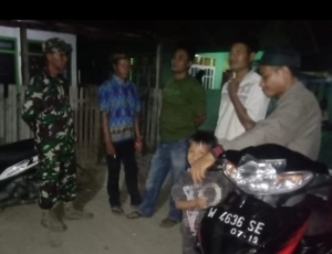 Patroli Malam Babinsa Desa Sakuru Tekankan Pentingnya Keamanan Lingkungan