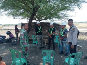 Babinsa dan Personel Gabungan TNI Amankan Proyek Pembangunan Kawasan Sentra Industri Garam Nasional di Rote Ndao