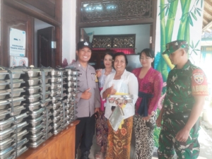 Dukung Kesehatan Anak Bangsa, Babinsa Kawal Penyaluran Makanan Bergizi di Desa Melinggih