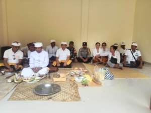 Babinsa dan Bhabinkamtibmas Dukung Kelancaran Upacara Melaspas Gedung BUMDes Petulu