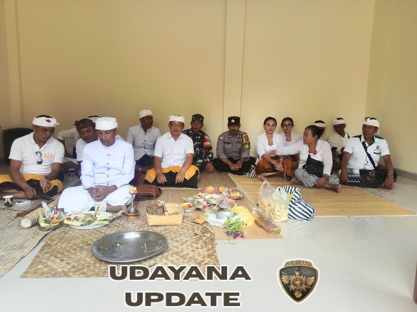 Babinsa dan Bhabinkamtibmas Dukung Kelancaran Upacara Melaspas Gedung BUMDes Petulu