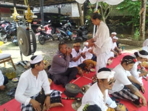 Upacara Piodalan Jadi Momentum Babinsa Sayan Perkuat Kebersamaan dan Nilai Keagamaan Masyarakat