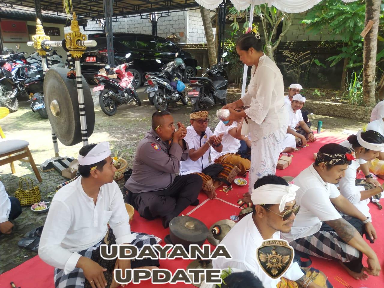 Upacara Piodalan Jadi Momentum Babinsa Sayan Perkuat Kebersamaan dan Nilai Keagamaan Masyarakat