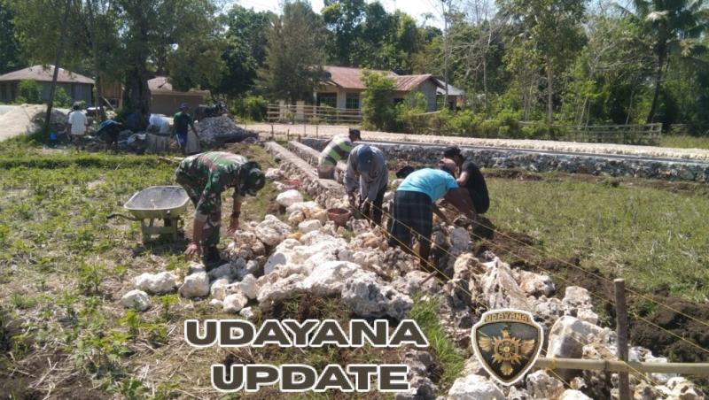 Babinsa Lewa Gotong Royong Bersama Warga Percepat Pembuatan Saluran Irigasi