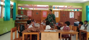 Babinsa Serma Semy Lazarus Bulak Tanamkan Nilai Karakter dan Disiplin di SD Inpres Ndudale