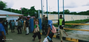 Babinsa Rote Ndao Amankan Aktivitas Kapal ASDP di Pelabuhan Pantai Baru