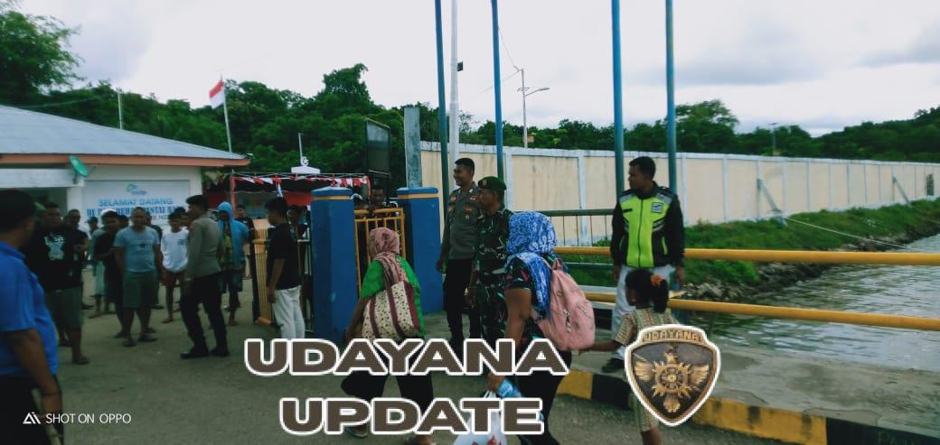 Babinsa Rote Ndao Amankan Aktivitas Kapal ASDP di Pelabuhan Pantai Baru
