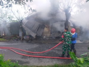 Bengkel Sepeda Motor Terbakar, Babinsa Koramil Klungkung Bersama Damkar Gelar Penanganan