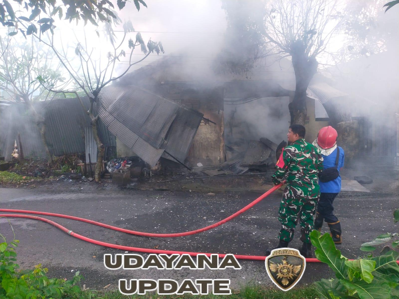 Bengkel Sepeda Motor Terbakar, Babinsa Koramil Klungkung Bersama Damkar Gelar Penanganan