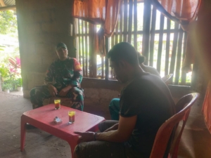 Babinsa Boawae Laksanakan Komsos dan Monitoring di Desa Leguderu