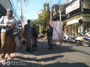 Wujud Dukungan TNI, Babinsa Kawal Ketertiban Karya Padudusan Agung di Pura Puseh Padangtegal