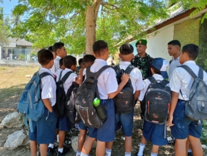 Babinsa Sertu Mikael Kolo Tanamkan Nilai Disiplin dan Semangat Belajar pada Pelajar SMP