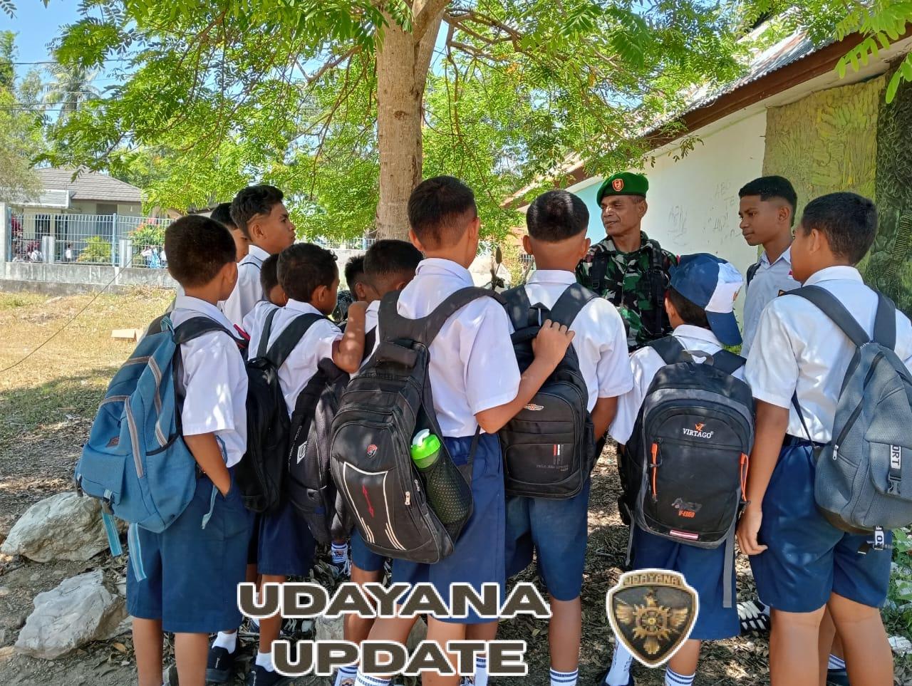 Babinsa Sertu Mikael Kolo Tanamkan Nilai Disiplin dan Semangat Belajar pada Pelajar SMP