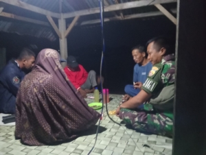 Babinsa Koramil 1628-04/Poto Tano Laksanakan Patroli Malam Jaga Kamtibmas di Wilayah Binaan