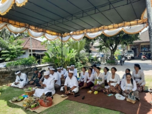 Babinsa Dawan Kaler Hadiri Pujawali Padmasana Kantor Perbekel Dawan Kaler