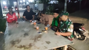 Babinsa Koramil 1628-02/Sekongkang Laksanakan Patroli Malam Jaga Kamtibmas di Wilayah Binaan