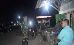Patroli Malam Babinsa Hu’u Tingkatkan Kepedulian Masyarakat