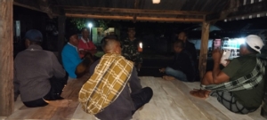Sinergi Babinsa dan Aparat Desa Pekat Jaga Kamtibmas di Malam Hari