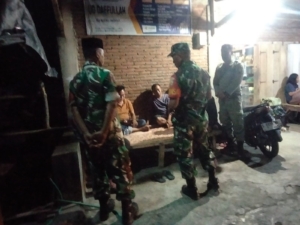 Babinsa Koramil Donggo Bersama Aparat Desa Perkuat Keamanan Lewat Patroli Malam