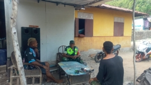 Babinsa Maurole Jalin Komsos dan Jaga Kamtibmas di Desa Loboniki