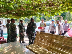 Penuh Keakraban, Polsek Alok Polres Sikka Rayakan HUT TNI ke-80 Bersama Koramil Alok