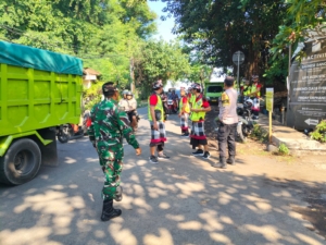 Wujudkan kemanunggalan TNI dengan rakyat, Babinsa 1623-01/Karangasem amankan upacara keagamaan.