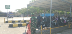 Babinsa Serda Roni Riberu Laksanakan Pengamanan di Pelabuhan ASDP Pantai Baru
