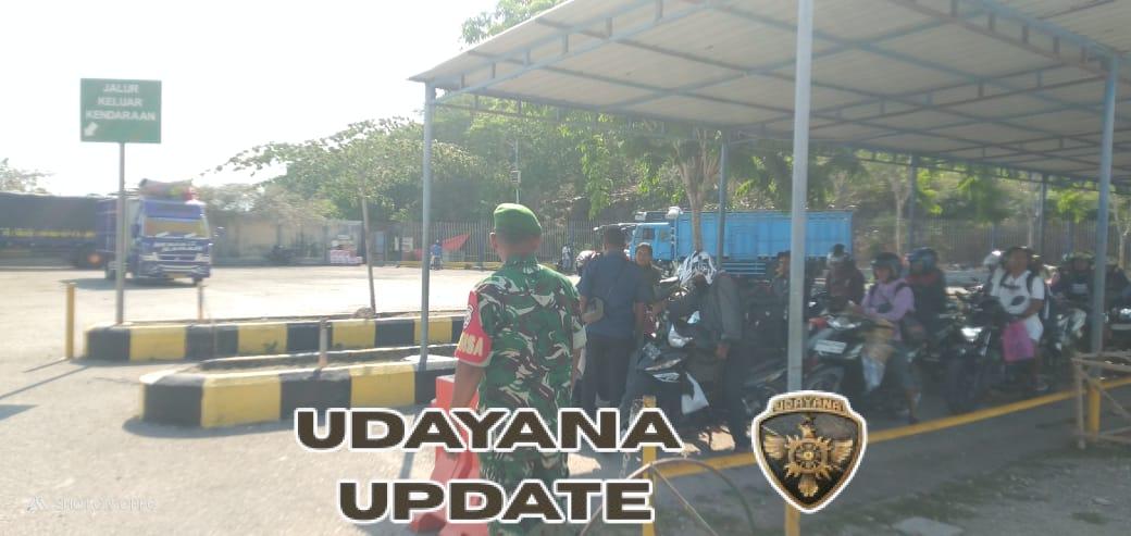 Babinsa Serda Roni Riberu Laksanakan Pengamanan di Pelabuhan ASDP Pantai Baru