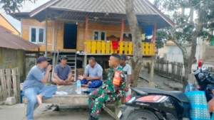 Babinsa Mantar Ajak Warga Jaga Kamtibmas Lewat Komsos Rutin