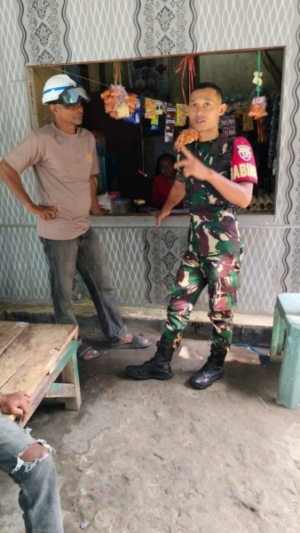 Babinsa Maurole Tingkatkan Kemanunggalan TNI-Rakyat Lewat Komsos di Desa Watunggere