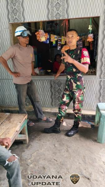 Babinsa Maurole Tingkatkan Kemanunggalan TNI-Rakyat Lewat Komsos di Desa Watunggere