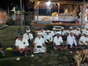 Wujudkan Sinergitas, Babinsa dan Bhabinkamtibmas Serongga Ikuti Doa Bersama Prajuru Adat dan Pecalang