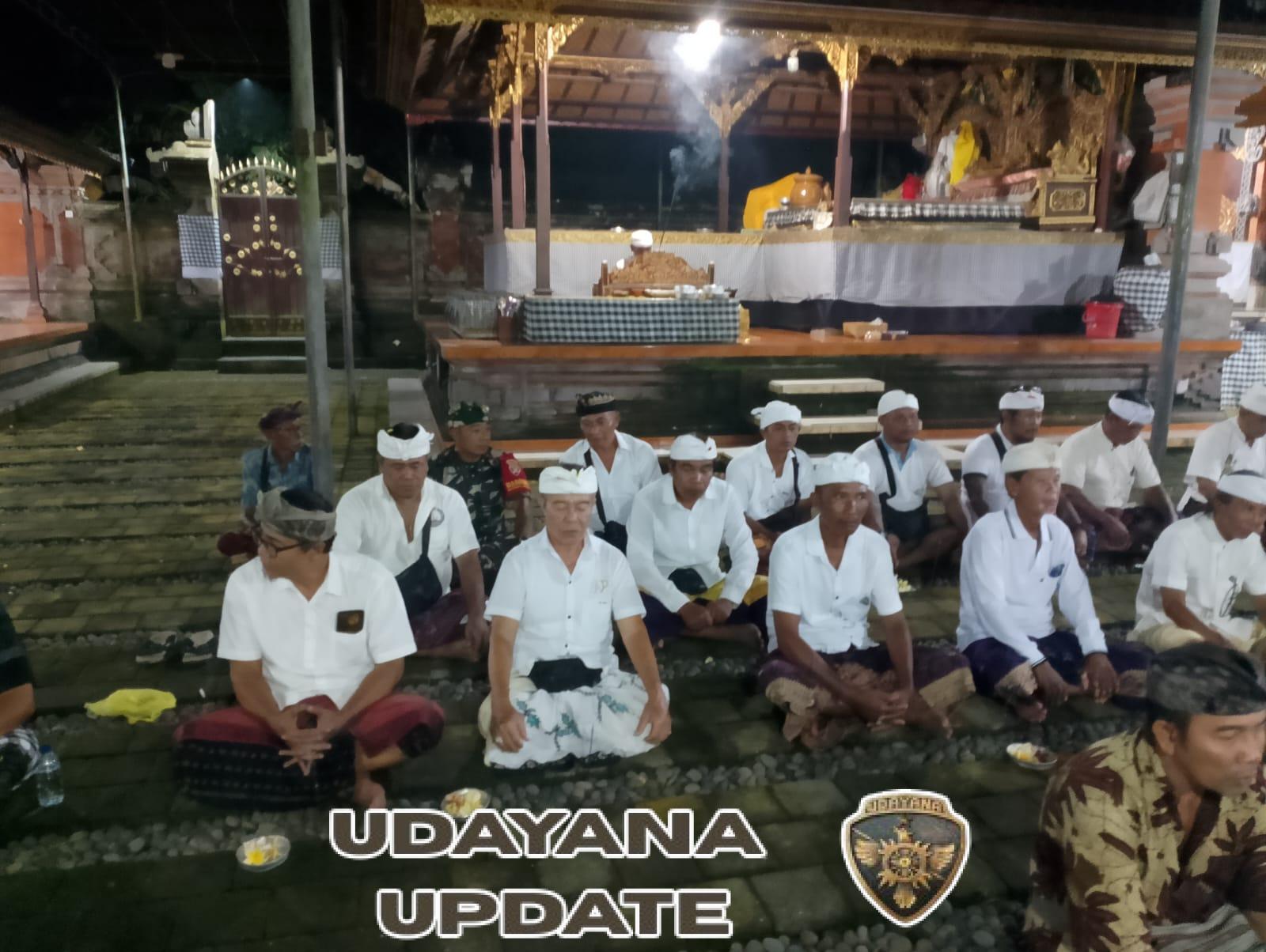 Wujudkan Sinergitas, Babinsa dan Bhabinkamtibmas Serongga Ikuti Doa Bersama Prajuru Adat dan Pecalang