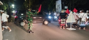 Babinsa Buruan Amankan Persembahyangan Hari Suci Purnama Kapat di Pura Puseh