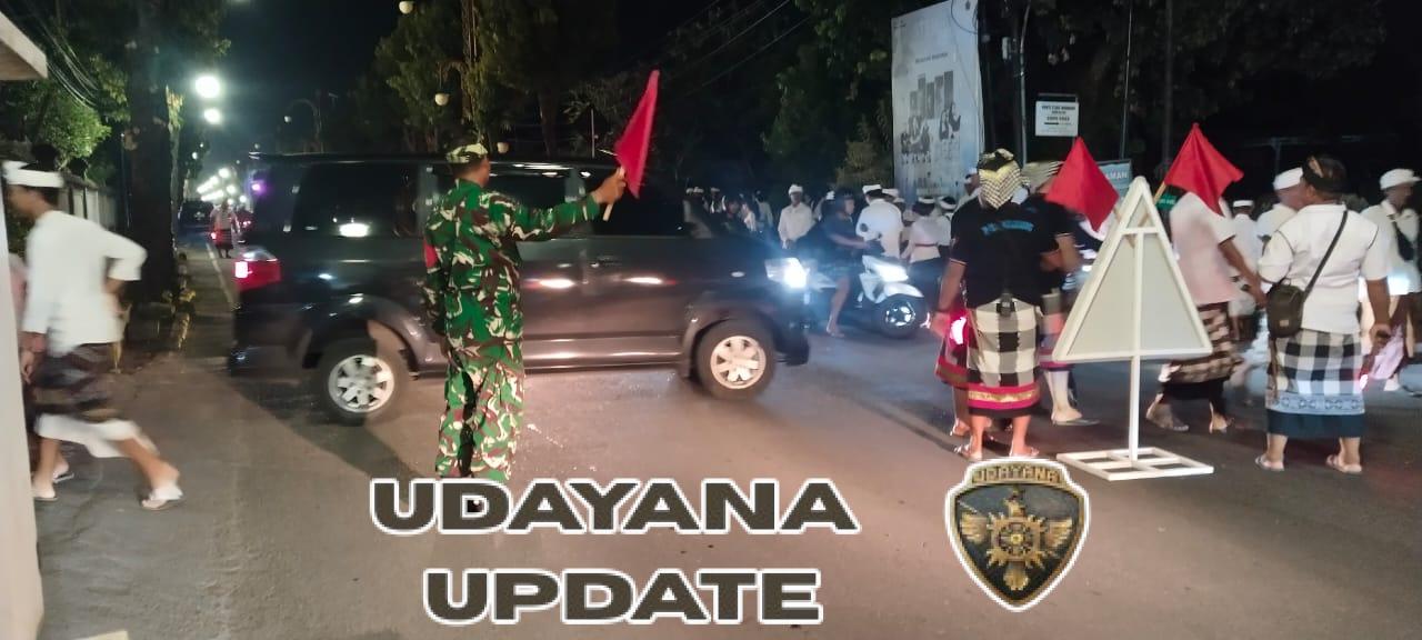 Babinsa Buruan Amankan Persembahyangan Hari Suci Purnama Kapat di Pura Puseh