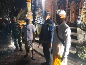 Babinsa Petak Kaja Bersinergi dengan Pecalang Amankan Kegiatan Piodalan di Pura Penataran dan Bale Agung
