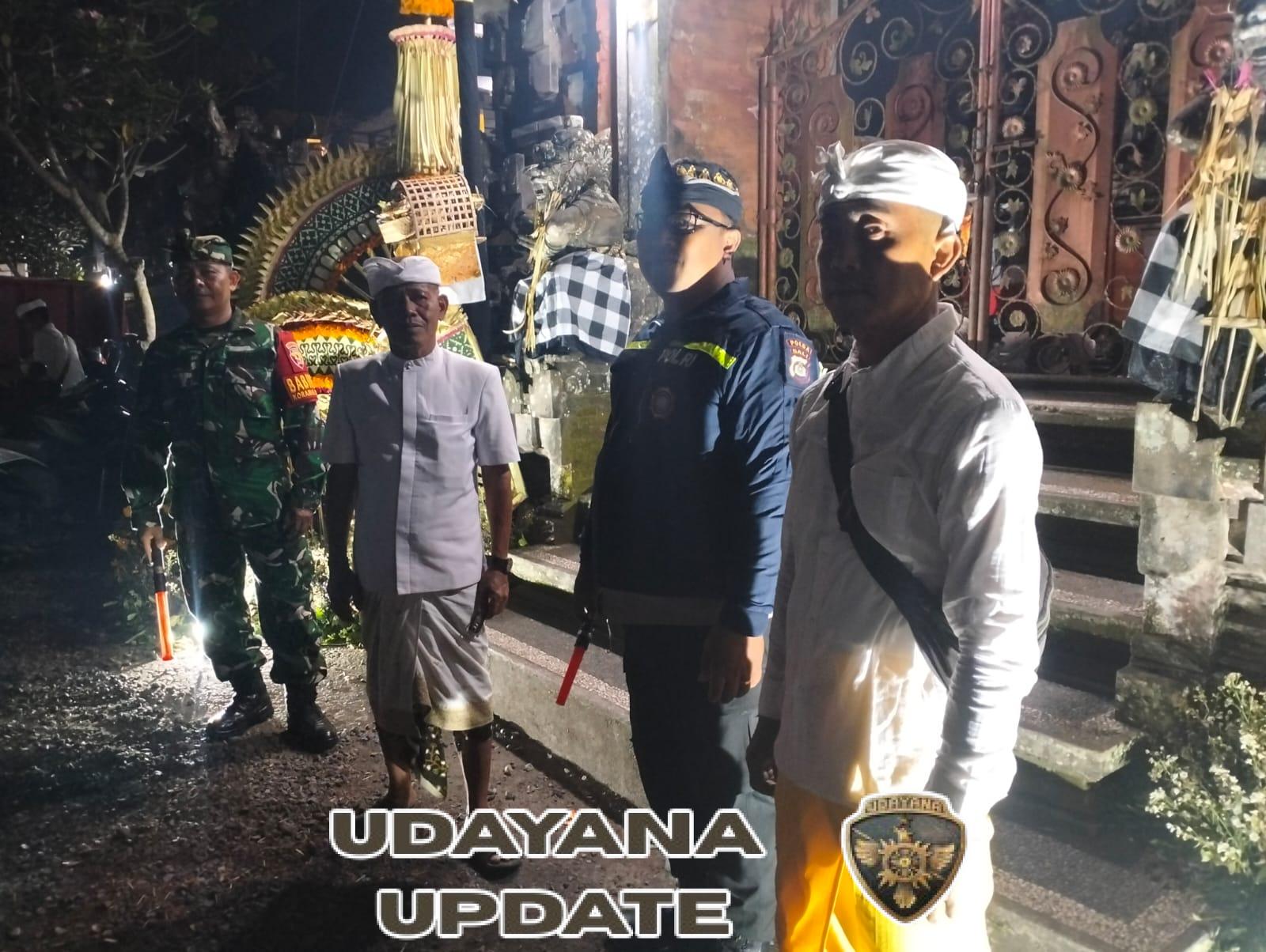 Babinsa Petak Kaja Bersinergi dengan Pecalang Amankan Kegiatan Piodalan di Pura Penataran dan Bale Agung