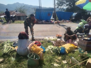 Babinsa Wolowaru Sambangi Pasar Nuamuri, Wujudkan Keamanan dan Kedekatan dengan Warga