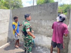 Babinsa Koramil 1602-04/Maurole Bersama Warga Desa Pise Gotong Royong Bangun Rumah Layak Huni