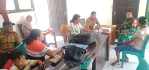 Babinsa Serka David Bullen Dampingi Pendataan Lansia Penerima Bantuan Beras Murah di Kelurahan Mokdale