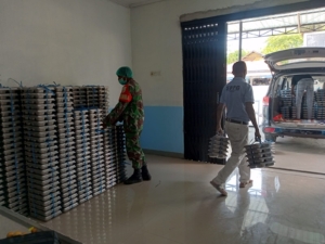 Babinsa Koptu Mesak Foeh Dampingi Kegiatan Pemberian Makan Sehat Bergizi di Kecamatan Pantai Baru