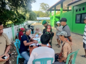 Babinsa Seteluk Tengah Dampingi Tim Dinas Pertanian Laksanakan Registrasi Hewan Ternak 2025