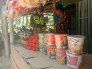 Babinsa Koanara Dekatkan Diri dengan Warga Lewat Kunjungan ke Warung Lokal